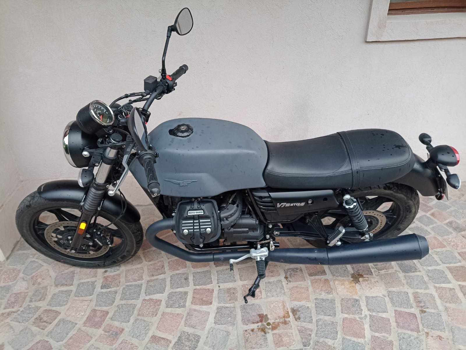 MOTO GUZZI V7 STONE