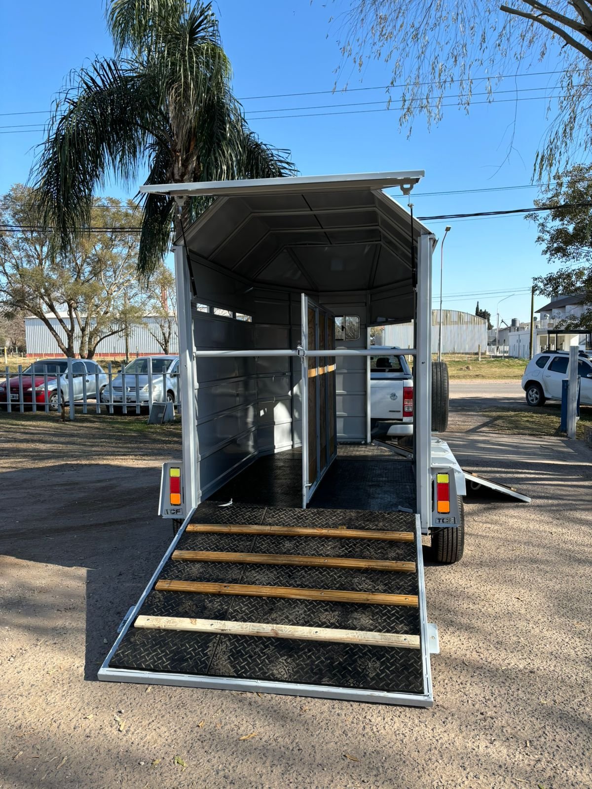 Tráiler batan para 2 caballos